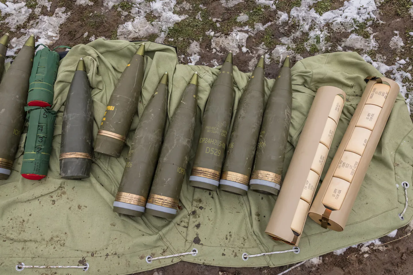 Артилерійські снаряди та метальні заряди.